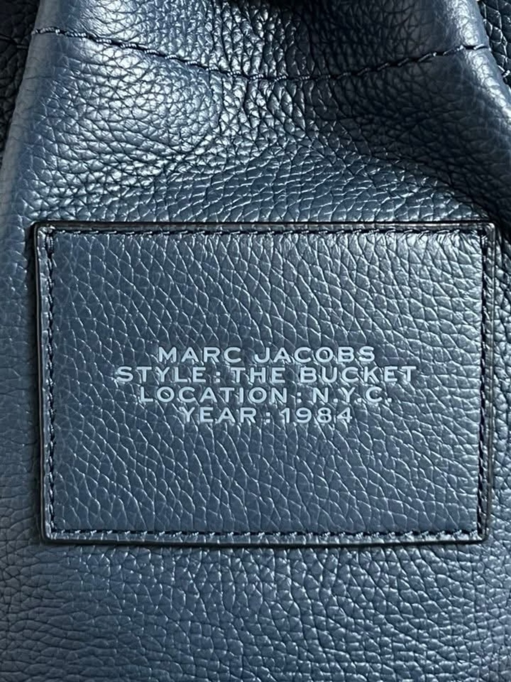 H652L01PF22 - Marc Jacobs The Leather Bucket Bag - Picture 9 of 16